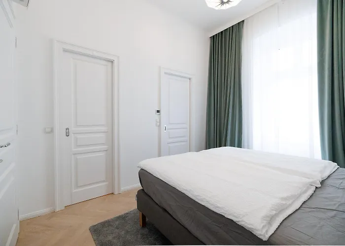 Ultra Spacious 3-bedroom 3-bath Steps From Vienna's Historic Heart