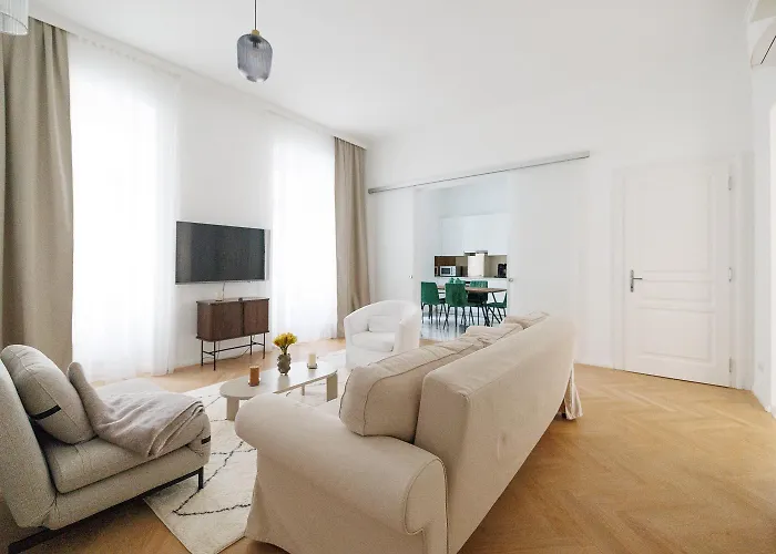 Ultra Spacious 3-bedroom 3-bath Steps From Vienna's Historic Heart *