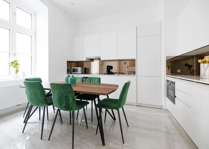 Ultra Spacious 3-bedroom 3-bath Steps From Vienna's Historic Heart * Vienna