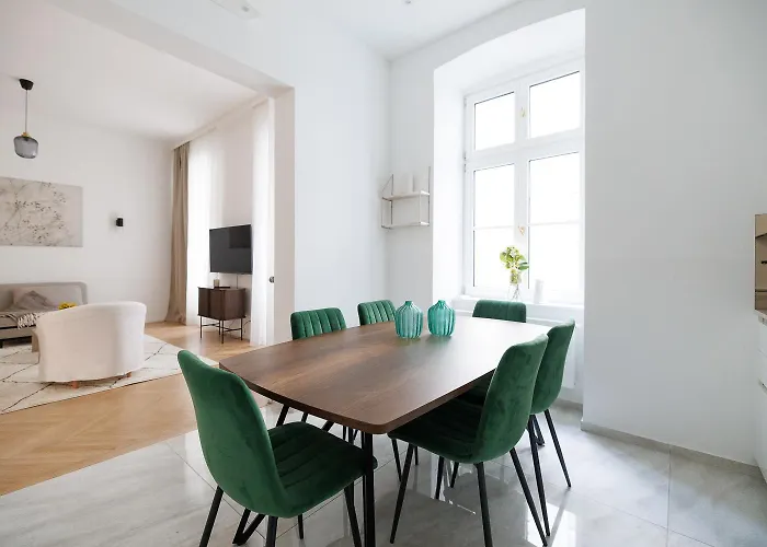 Ultra Spacious 3-bedroom 3-bath Steps From Vienna's Historic Heart