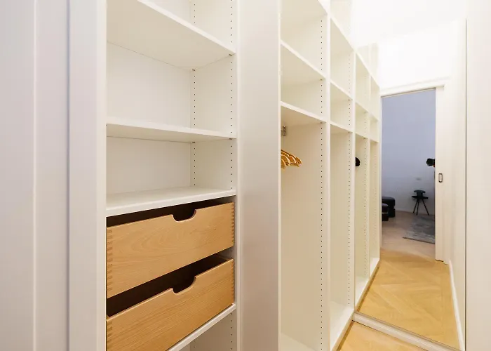 Ultra Spacious 3-bedroom 3-bath Steps From Vienna's Historic Heart Appartamento