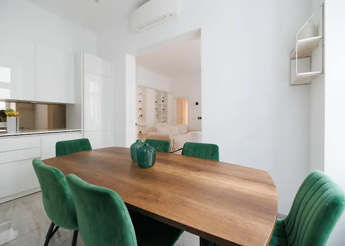 Ultra Spacious 3-bedroom 3-bath Steps From Vienna's Historic Heart Appartamento *