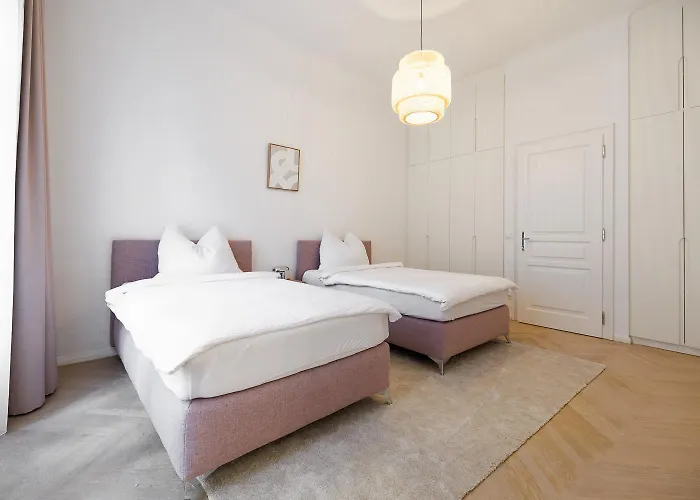 Ultra Spacious 3-bedroom 3-bath Steps From Vienna's Historic Heart *