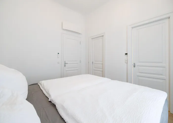 Ultra Spacious 3-bedroom 3-bath Steps From Vienna's Historic Heart * Vienna