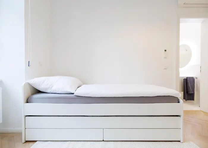 Ultra Spacious 3-bedroom 3-bath Steps From Vienna's Historic Heart *