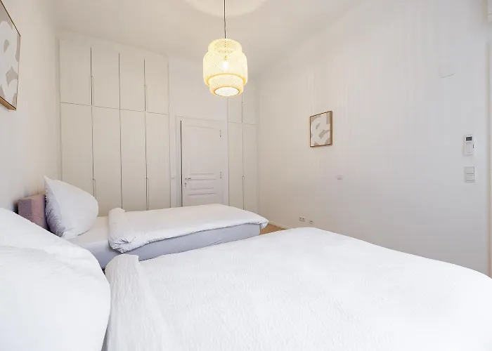 Ultra Spacious 3-bedroom 3-bath Steps From Vienna's Historic Heart * Vienna