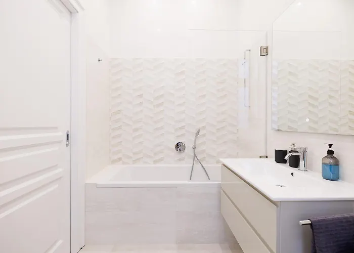 Ultra Spacious 3-bedroom 3-bath Steps From Vienna's Historic Heart