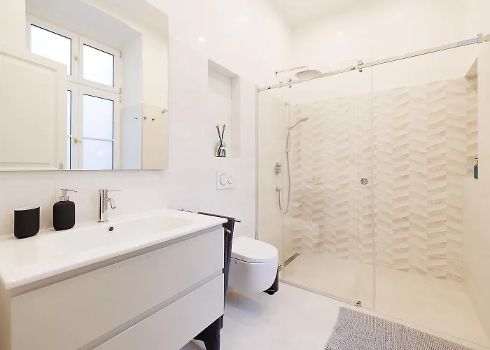 Ultra Spacious 3-bedroom 3-bath Steps From Vienna's Historic Heart Appartamento