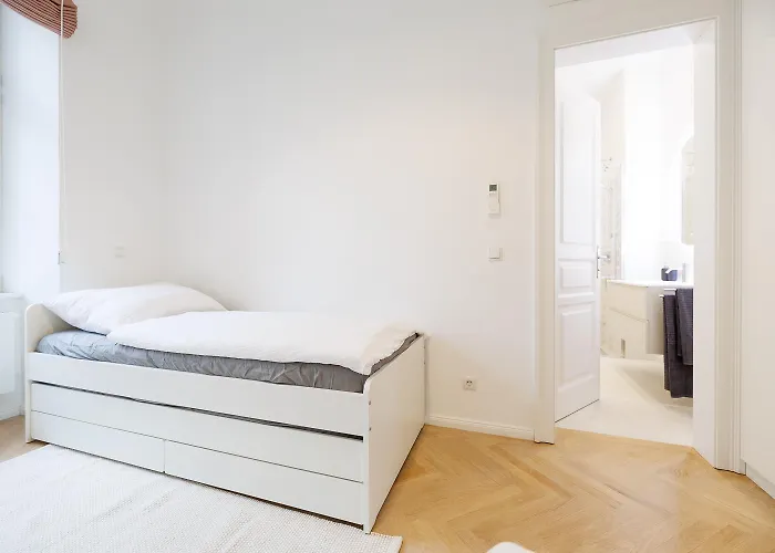 Ultra Spacious 3-bedroom 3-bath Steps From Vienna's Historic Heart * Vienna