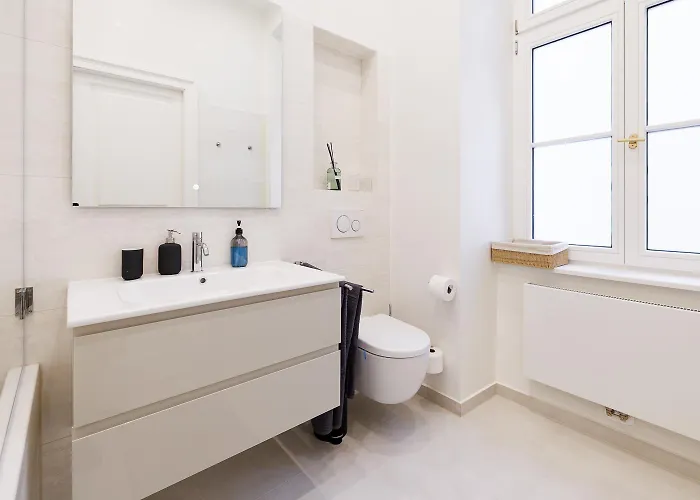 Ultra Spacious 3-bedroom 3-bath Steps From Vienna's Historic Heart