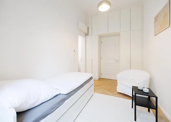 Ultra Spacious 3-bedroom 3-bath Steps From Vienna's Historic Heart *
