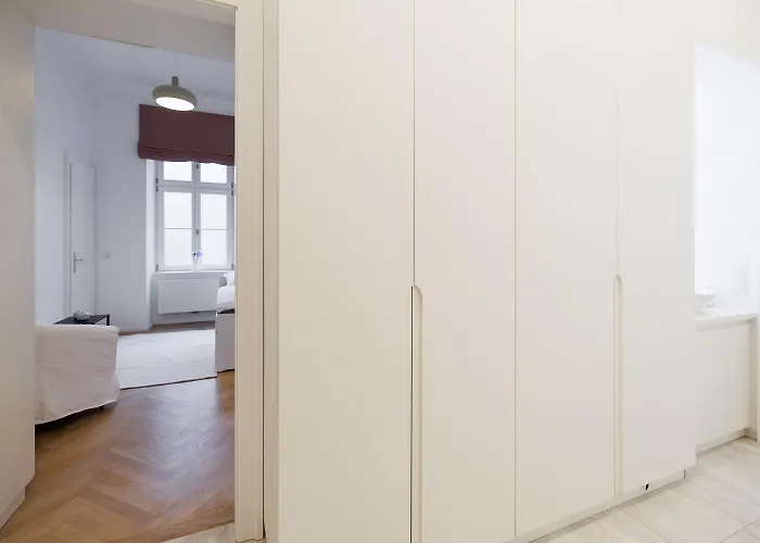 Ultra Spacious 3-bedroom 3-bath Steps From Vienna's Historic Heart Appartamento